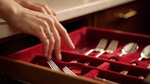 Финал: рука над приборами, кольцо в фокусе. Восемь секунд показали бриллиант на живой руке при разном фоне и свете — на 