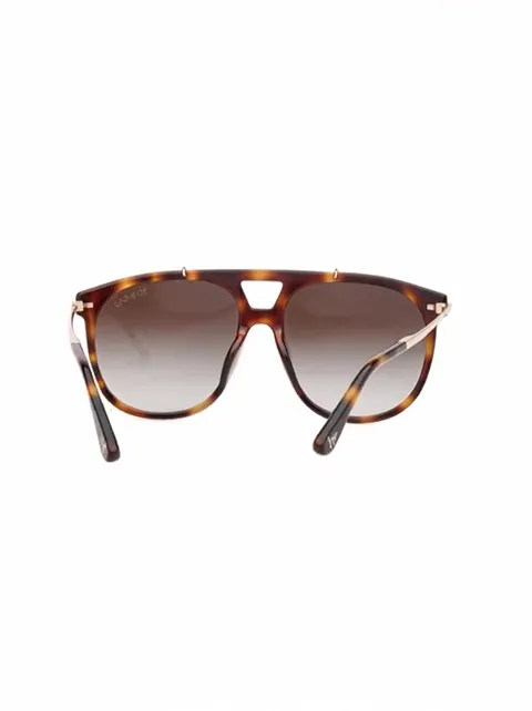 Финал: очки в три четверти, линзы поймали свет. Десять секунд обошли оправу кругом — по фотографии анфас черепаховый рис