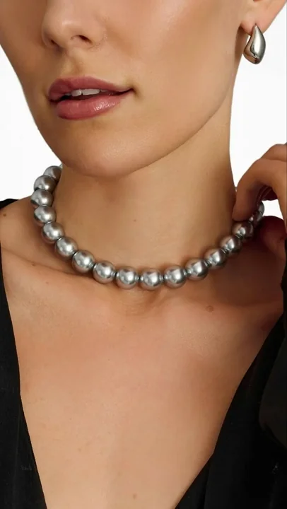 ИИ видео для товара жемчужный чокер Nialaya Jewelry Chunky Pearl